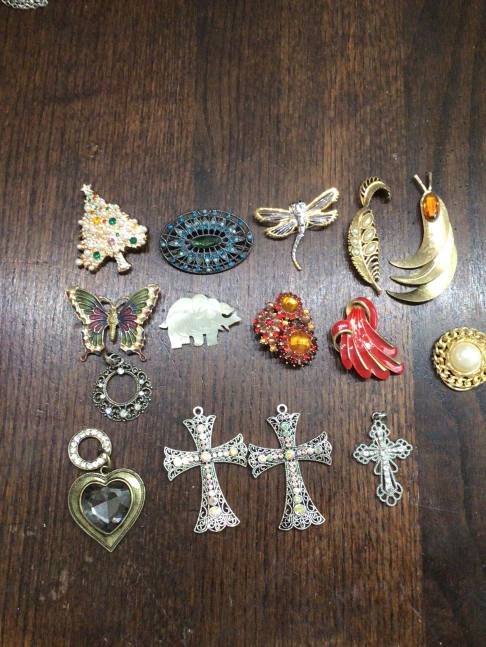 Misc lot of jewelry. 9 brooches, 1 scarf clip and 5 necklace pendants. .